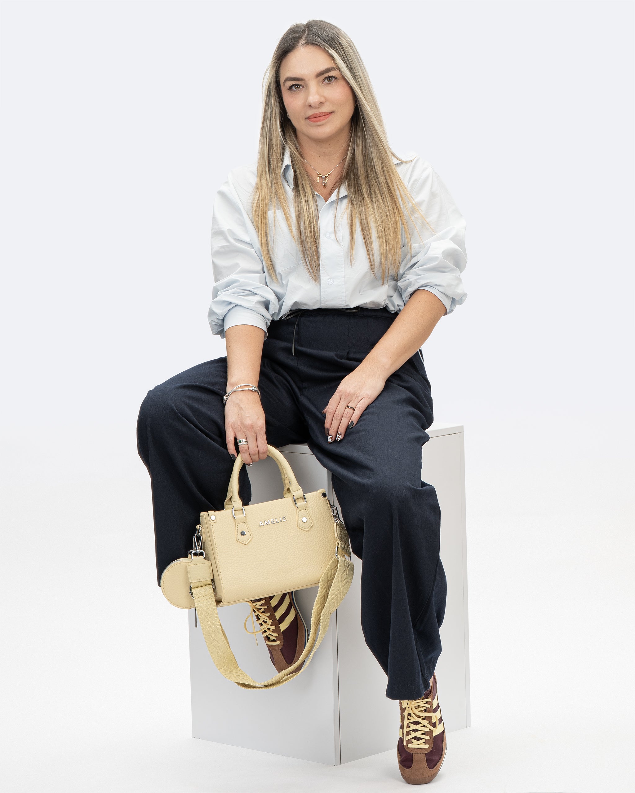 👜 Bolso Estructurado AM0277: Elegancia Compacta y Versátil